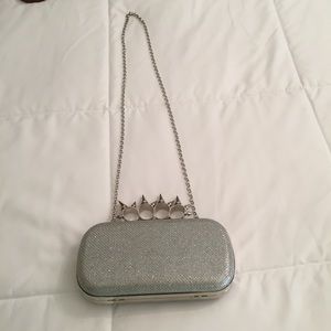 Studded knuckle clutch